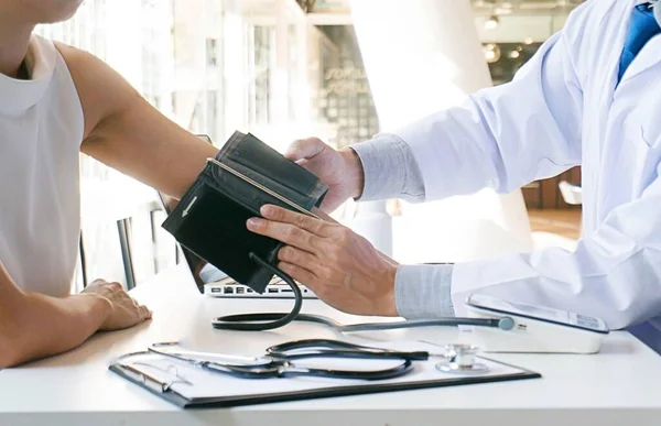 Médico Verificar Tensão Arterial Paciente Idosa Serviços Saúde — Fotografia de Stock