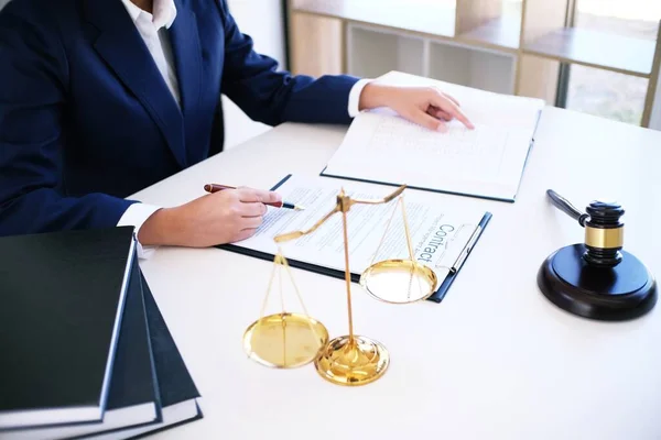 Female Lawyer Legal Counsel Presents Client Signed Contract Gavel Legal — Stock Photo, Image