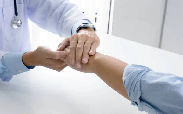 Doctor Sosteniendo Mano Del Paciente Tranquilizando Paciente Masculino Ayudando Con —  Fotos de Stock