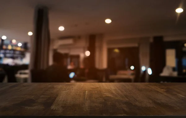 Κενό Σκούρο Ξύλινο Τραπέζι Μπροστά Από Αφηρημένη Θολή Bokeh Φόντο — Φωτογραφία Αρχείου