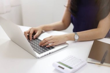 E-öğrenimi için çevrimiçi çalışma sınıfı. Zeki öğrenci masada oturmuş online ders izliyor ve evden ders çalışıyor. Evde kal. 