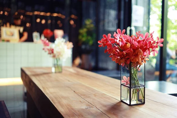 Flor Rosa Jarrón Está Mesa Café Para Fondo — Foto de Stock