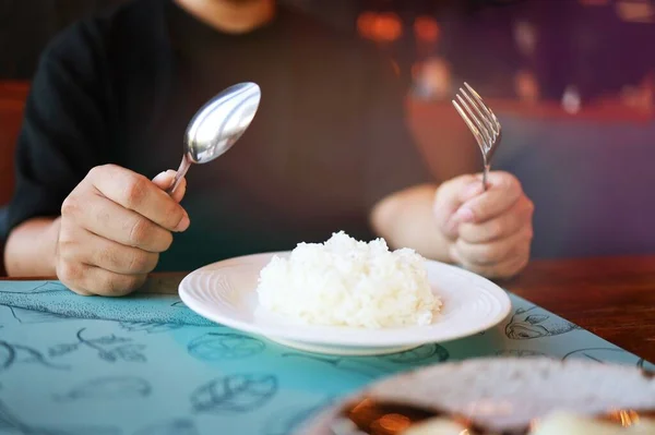 Человек Ест Рис Наслаждаясь Едой Ресторане Человек Обедающий Много Еды — стоковое фото