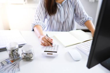Para biriktirme kavramı finansman kadınlarının el yığınları para banknotları büyüyen işler. Nakit para dolar banknotları