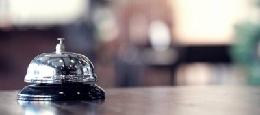 Servis zilli otel resepsiyonu.