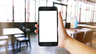 Cep telefonunun boş fotokopi ekranını tutan kadınların ellerini kapatın. Teknoloji konsepti olan akıllı telefon.