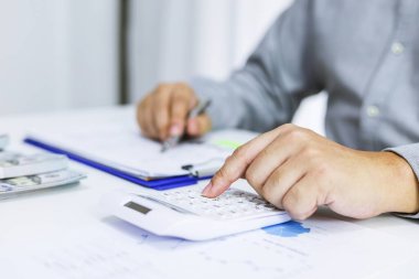 Faturaları kontrol eden işadamı banka hesapları ve şirketin yıllık mali hesaplarını hesaplıyor. Muhasebe Denetim Kavramı.