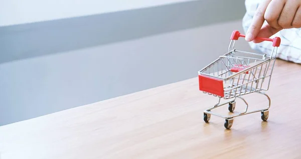 Mujer Pequeño Carrito Compras Con Ordenador Portátil Para Internet Concepto —  Fotos de Stock