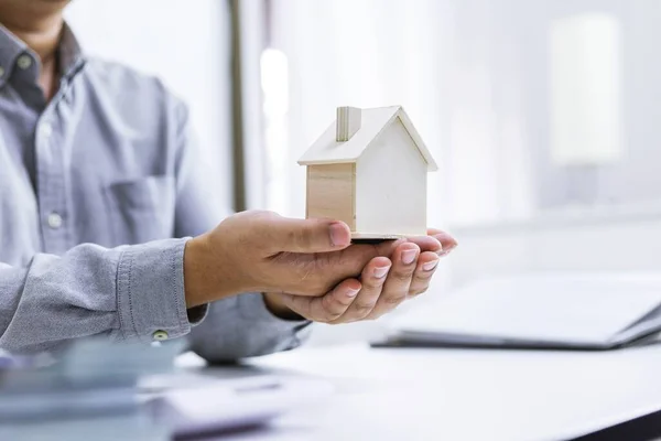 Investimento Immobiliare Assicurazione Immobiliare Sicurezza Agente Immobiliare Offerta Casa — Foto Stock