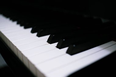 Seçici odaklı piyano klavyesi arkaplanı