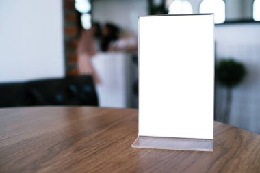 Bar restoranının kafesinde ahşap masada duran menü çerçevesi. Metin pazarlama promosyonu için boşluk