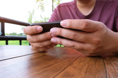 Cep telefonunda oyun oynayan adam