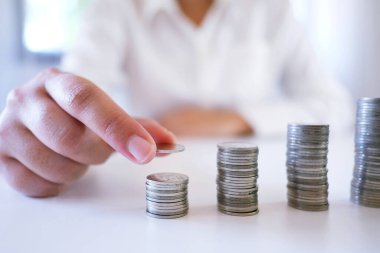 Kadın el işi madeni para büyütme işi. Para biriktiriliyor