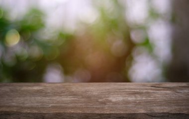 Restoranın soyut bulanık arka planının önündeki boş, siyah ahşap masa. Ürünlerinizi görüntülemek ya da montajlamak için kullanılabilir. 