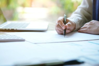 İş Adamları Buluşması Tasarım Fikirleri Uzman Yatırımcısı yeni bir başlangıç projesi üzerinde çalışıyor. Kavram. iş planlama ofisinde.