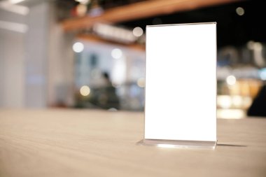 Bar restoranının kafesindeki ahşap masada duran menü çerçevesini taklit et. Metin için boşluk.