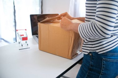 Kadın evde paket teslimat kutusu hazırlıyor online sipariş alışverişi