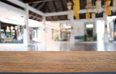 Restoranın soyut bulanık arka planının önündeki boş, siyah ahşap masa. Ürünlerinizi görüntülemek ya da montajlamak için kullanılabilir.