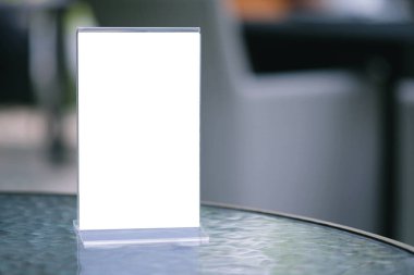 Bar restoranının kafesinde ahşap masada duran menü çerçevesi. Metin pazarlama promosyonu için boşluk