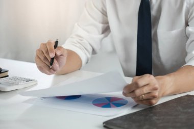 İş Adamları Buluşması Tasarım Fikirleri Uzman Yatırımcısı yeni bir başlangıç projesi üzerinde çalışıyor. Kavram. iş planlama ofisinde.