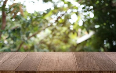 Restoranın soyut bulanık arka planının önündeki boş, siyah ahşap masa. Ürünlerinizi görüntülemek ya da montajlamak için kullanılabilir. 