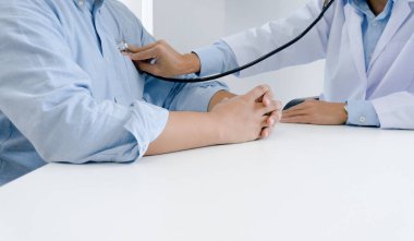 Doktor, vücudu steteskopla kontrol et.