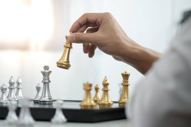 İş adamı satrançla oynar. İş stratejisi ve taktik meydan okuma başarı yönetimi kavramı 