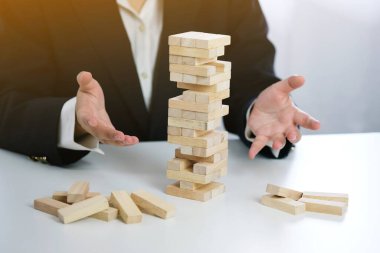 Kumarda risk ve strateji planlamak, tahta bloklar koymak. Büyüme süreci için iş kavramı.
