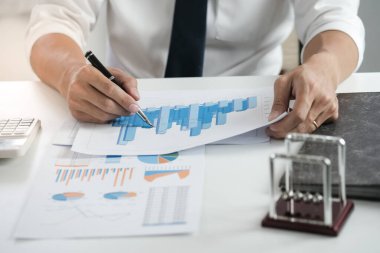 İş Adamları Buluşması Tasarım Fikirleri Uzman Yatırımcısı yeni bir başlangıç projesi üzerinde çalışıyor. Kavram. iş planlama ofisinde.