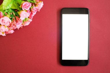 Ofis masasındaki akıllı telefon modeli