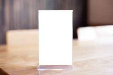 Bar restoranının kafesindeki ahşap masada duran menü çerçevesini taklit et. Metin için boşluk.