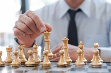 İş adamı satrançla oynar. İş stratejisi ve taktik meydan okuma başarı yönetimi kavramı