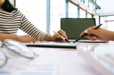 İş Adamları Buluşması Tasarım Fikirleri Uzman Yatırımcısı yeni bir başlangıç projesi üzerinde çalışıyor. Kavram. iş planlama ofisinde.