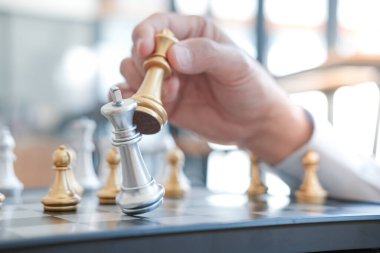 İş adamı satrançla oynar. İş stratejisi ve taktik meydan okuma başarı yönetimi kavramı