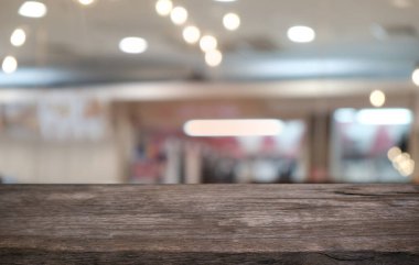 Restoranın soyut bulanık arka planının önündeki boş, siyah ahşap masa. Ürünlerinizi görüntülemek ya da montajlamak için kullanılabilir.