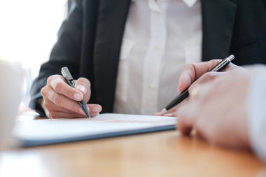 İş Adamları Buluşması Tasarım Fikirleri Uzman Yatırımcısı yeni bir başlangıç projesi üzerinde çalışıyor. Kavram. iş planlama ofisinde.