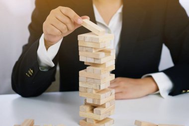 Kumarda risk ve strateji planlamak, tahta bloklar koymak. Büyüme süreci için iş kavramı.