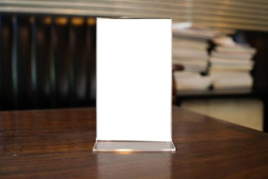 Bar restoranının kafesinde ahşap masada duran metin pazarlama promosyonu için menü çerçeve alanı