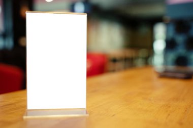 Bar restoranının kafesindeki ahşap masada duran menü çerçevesini taklit et. Metin için boşluk.