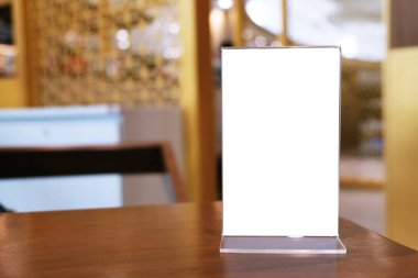 Bar restoranının kafesinde ahşap masada duran menü çerçevesi. Metin pazarlama promosyonu için boşluk