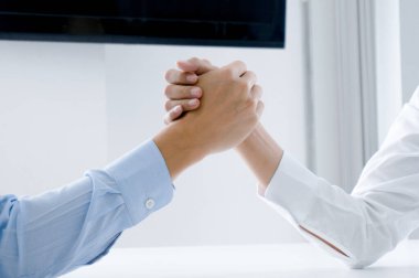 İş adamları tokalaşıyor. İş ortaklığı toplantısı başarılı konsept