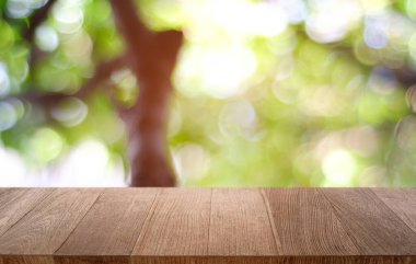 Restoranın soyut bulanık arka planının önündeki boş, siyah ahşap masa. Ürünlerinizi görüntülemek ya da montajlamak için kullanılabilir. 