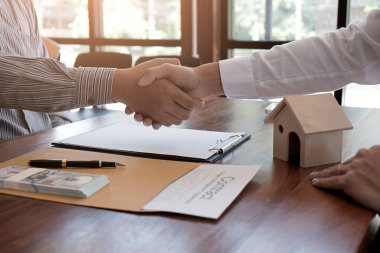 Muhasebeci kadınlar hesap makinesi ve dizüstü bilgisayarla çalışır. Finansal teknoloji kavramı.