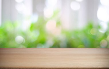 Restoranın soyut bulanık arka planının önündeki boş, siyah ahşap masa. Ürünlerinizi görüntülemek ya da montajlamak için kullanılabilir. 