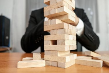 Kumarda risk ve strateji planlamak, tahta bloklar koymak. Büyüme süreci için iş kavramı.