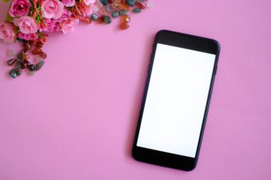 Ofis masasındaki akıllı telefon modeli
