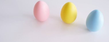 Paskalya için hazırlanıyorum. Renkli masa örtüsüne paskalya yumurtası boyamak