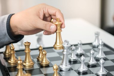 İş adamı satrançla oynar. İş stratejisi ve taktik meydan okuma başarı yönetimi kavramı 