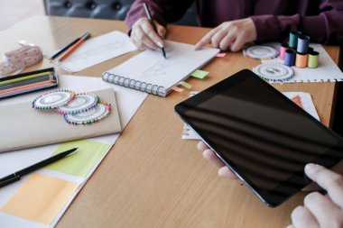 Moda tasarımcısı atölyedeki yeni koleksiyonun taslağı olarak çalışıyor. Yaratıcı Tasarım Konsepti.