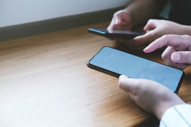 Akıllı bir telefondan sosyal medyayı izleyen arkadaşlar. Akıllı telefonlu sosyal ağ konsepti. Model için beyaz ekran